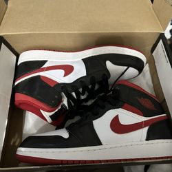 Air Jordan 1 Mid: White/Gym Red-Black 