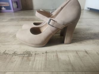 Size 10 M women's closed toed shoes