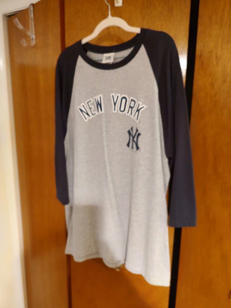 NEW YORK YANKEES SHIRT.  SIZE XL.  NEW. PICKUP ONLY.