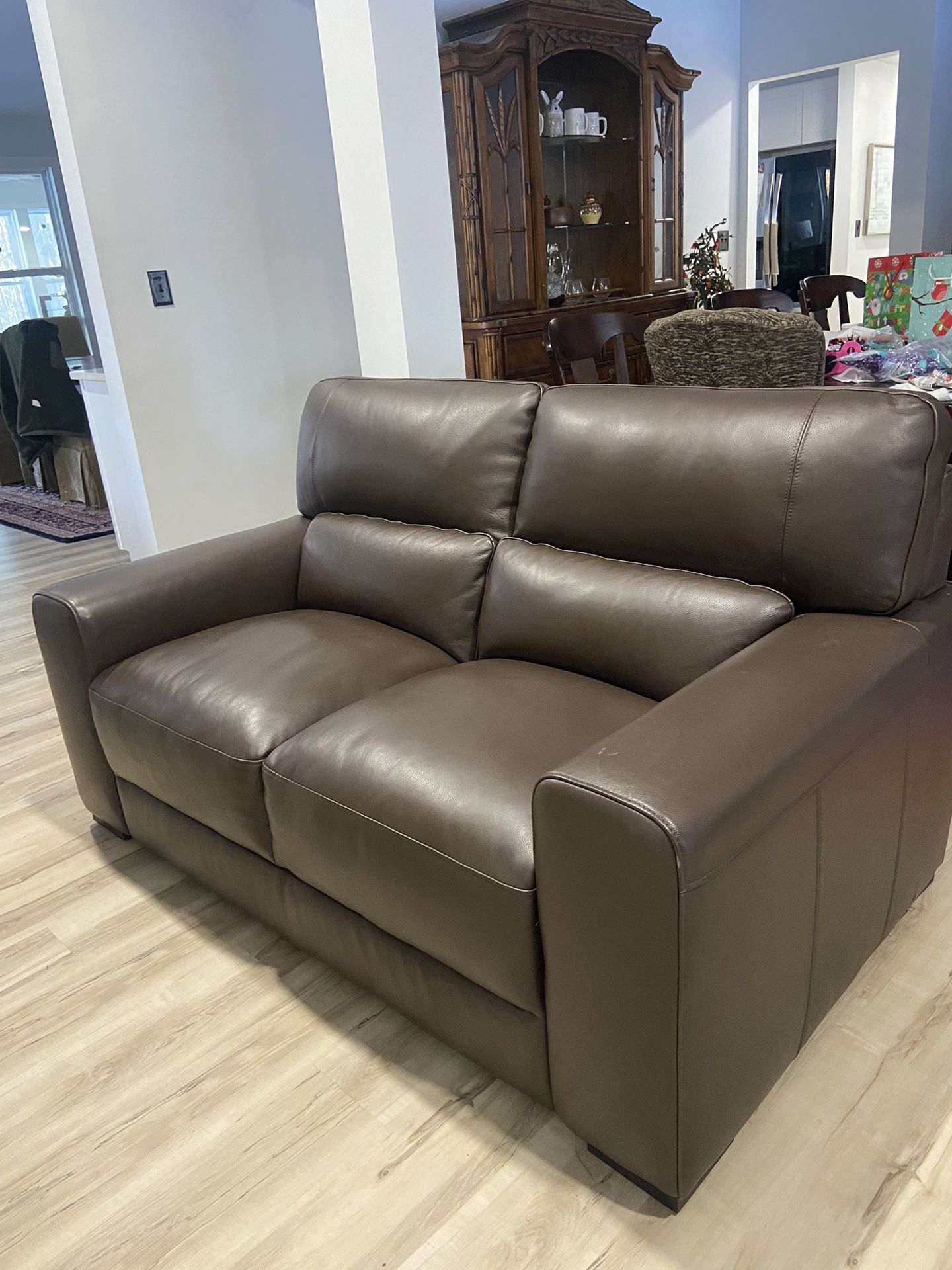 Leather Loveseat Mint Condition 64” Pick Up In Snellvile