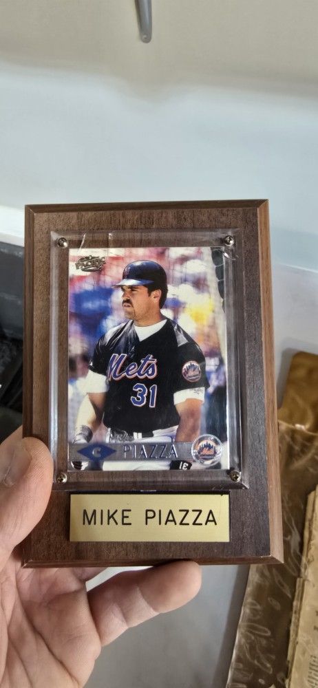 Mike Piazza Vintage Baseball Card in Plaque