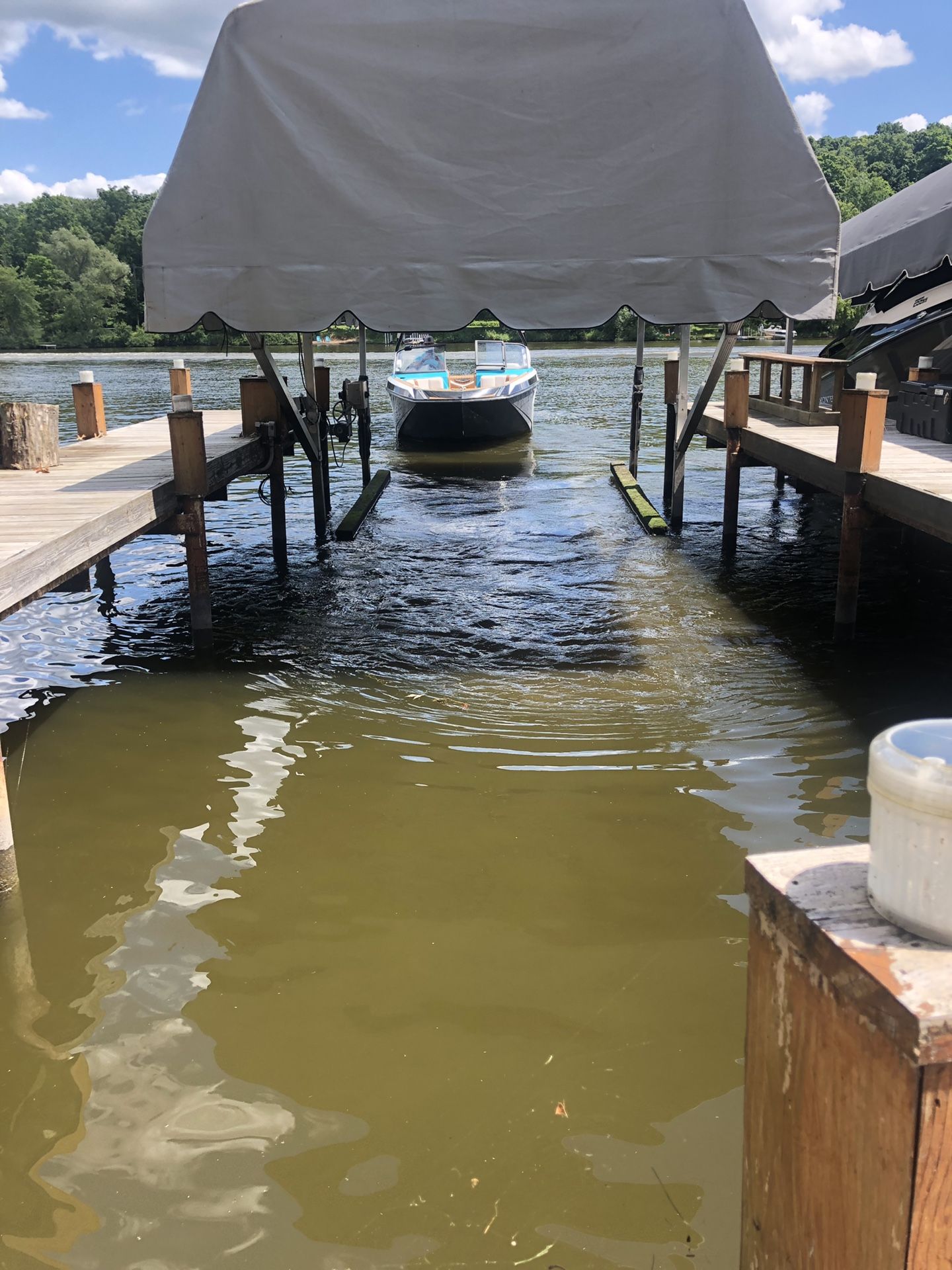 6600lb Vertical Hewitt Boat Lift for Sale in Algonquin, IL - OfferUp