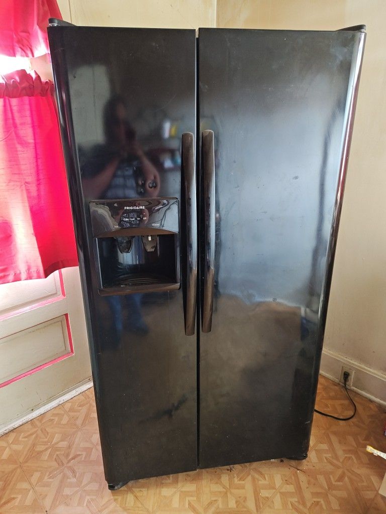 Frigidaire With Ice And Water