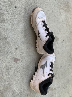 Mizuno women’s cleats