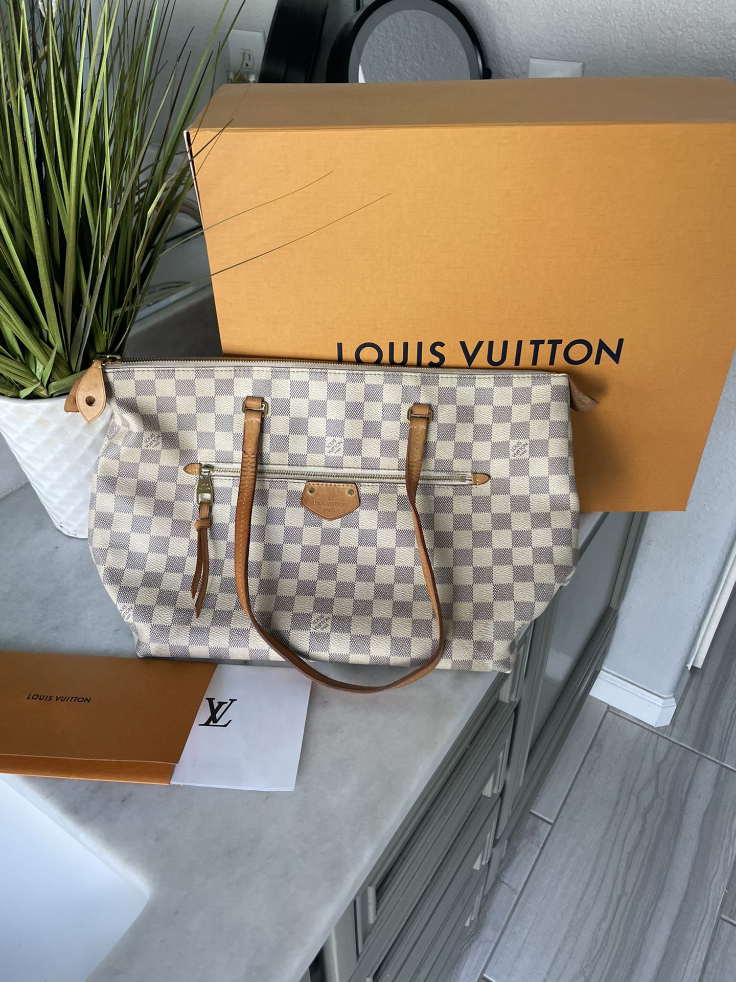 Louis Vuitton authentic Purse 