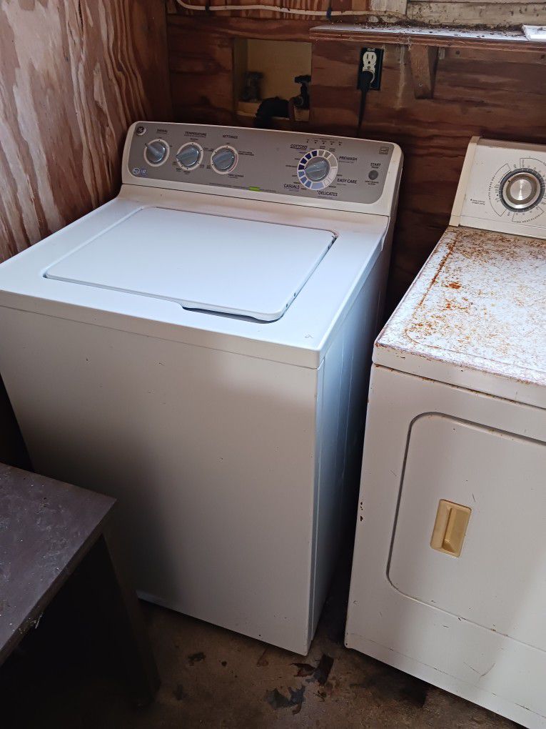 Washer, Dryer,  Stove and Range Hood ALL Barely Used Great For Investment Property 