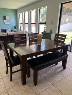 ✨ Beautiful Solid Wood Dining Set – Excellent Condition ✨