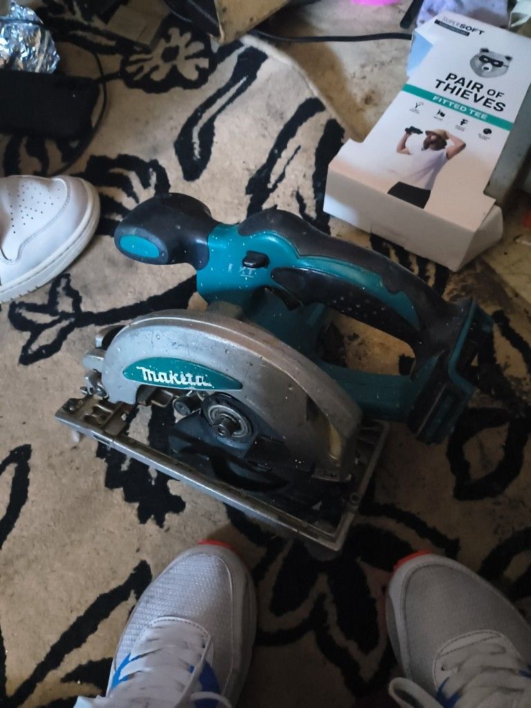 18V LXT Lithium-Ion Cordless 6-1/2 in. Lightweight Circular Saw and General Purpose Blade (Tool-Only)