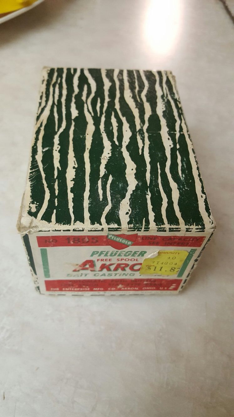 Vintage Pflueger Akron 1895 Bait Casting Fishing Reel like new in original Box