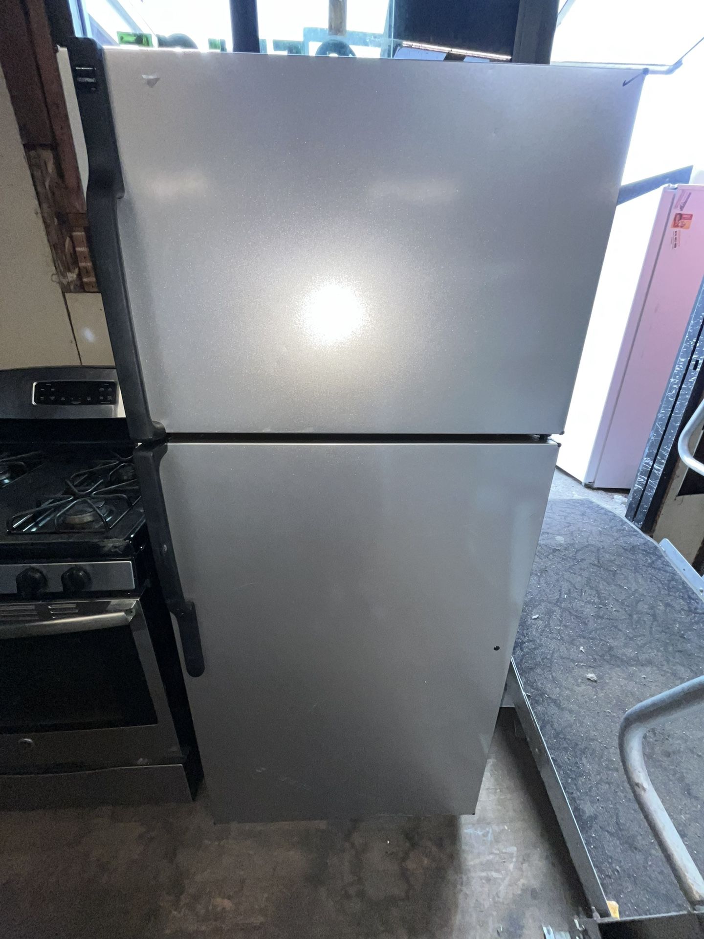 28β Hotpoint Top Freezer Refrigerator