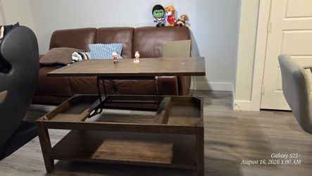 Living Spaces Chelsey Lift-Top Coffee Table