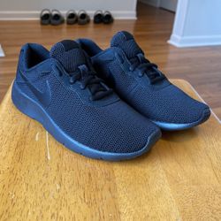 New Nike Running And Training Shoes Size 4Y or 5.5 Women 