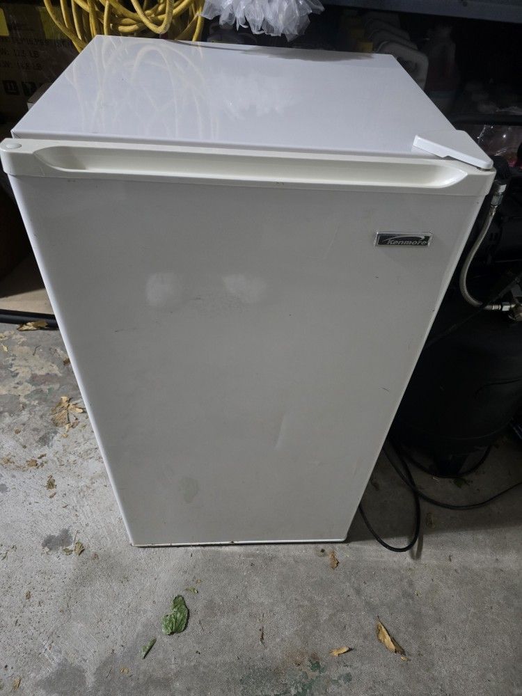 Kenmore Mini Refrigerator  Whie 3.9 Cu Ft Large Freezer  # 692