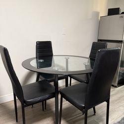 Table With 4 Stools