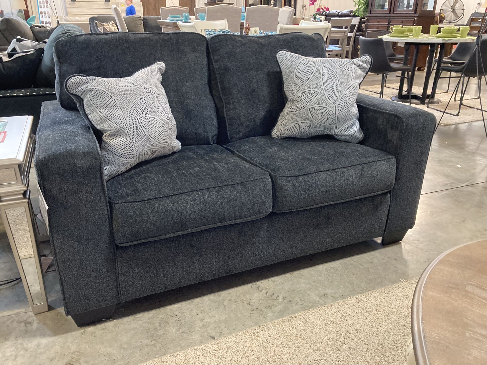 New Loveseat With Free Accent Pillows
