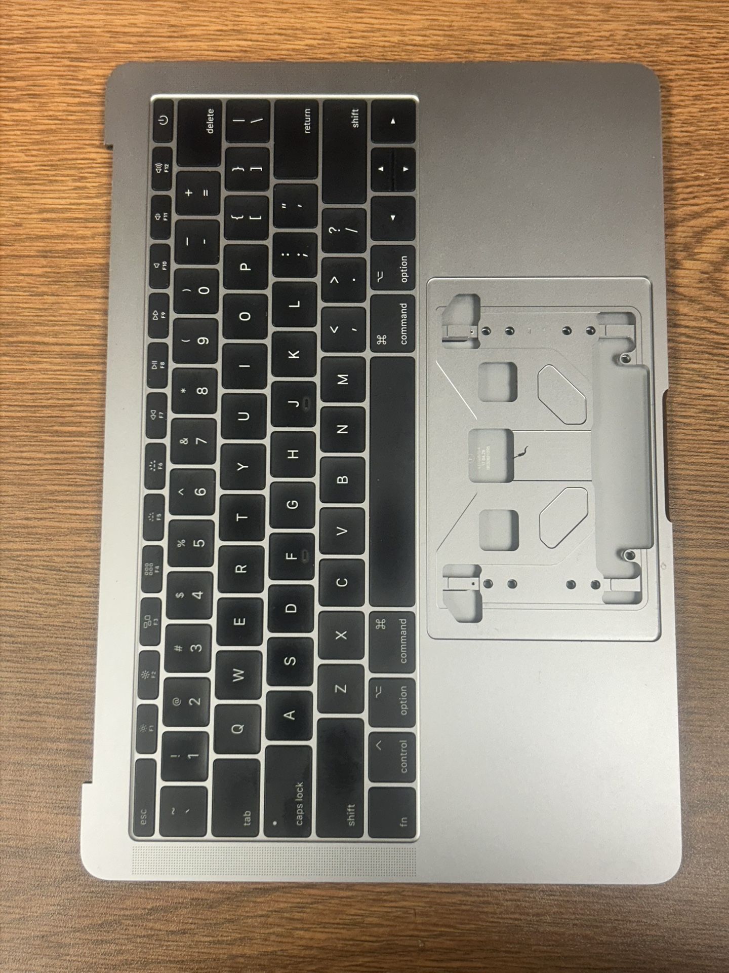 Original Apple top case (palmrest) with US QWERTY keyboard.