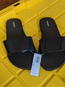 Old Navy slides sandals flip flops size 9 black NWT OTHER SIZES/COLORS AVAILABLE, MESSAGE W ?