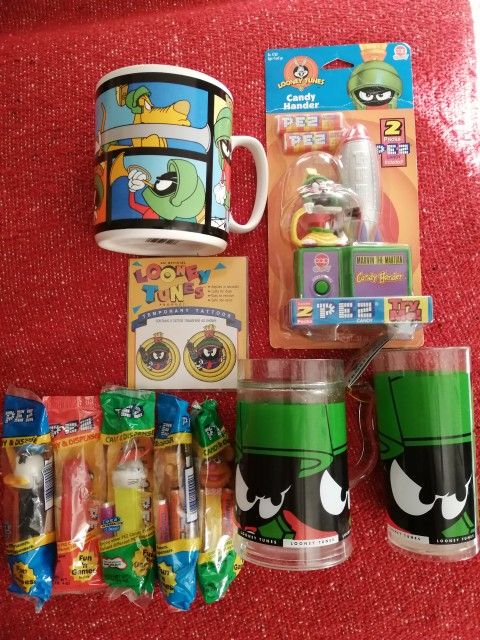 1995 Vintage Marvin the Martian Candy Hander PEZ Space Ship Warner Toy Looney Tunes Mugs, Glasses, Tattoos, plus 5 pez