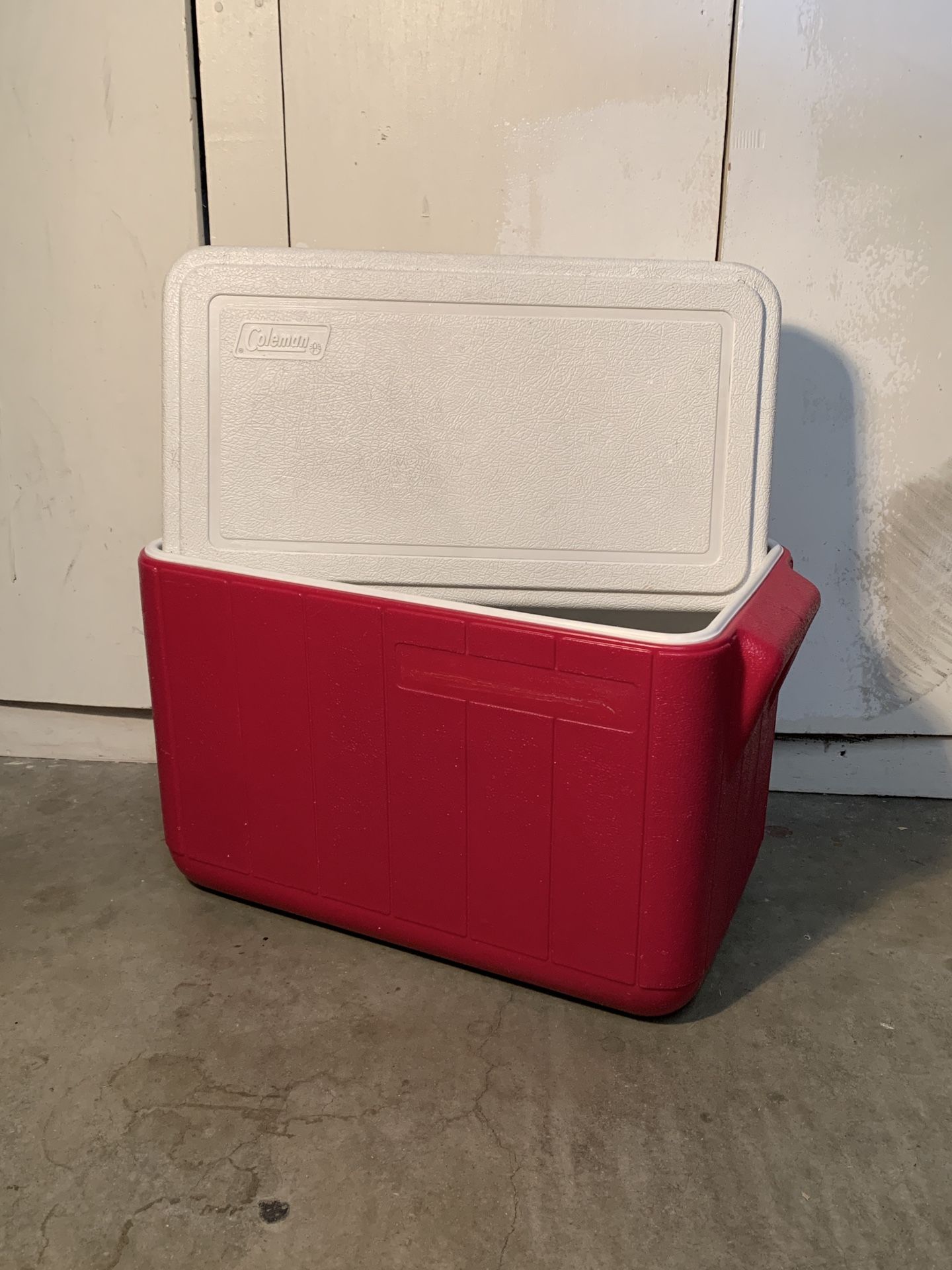 Vintage Coleman Poly lite 28 Quart Cooler