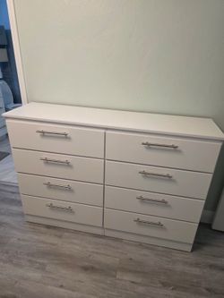 8 Drawers Dresser- Comoda de 8 Gavetas