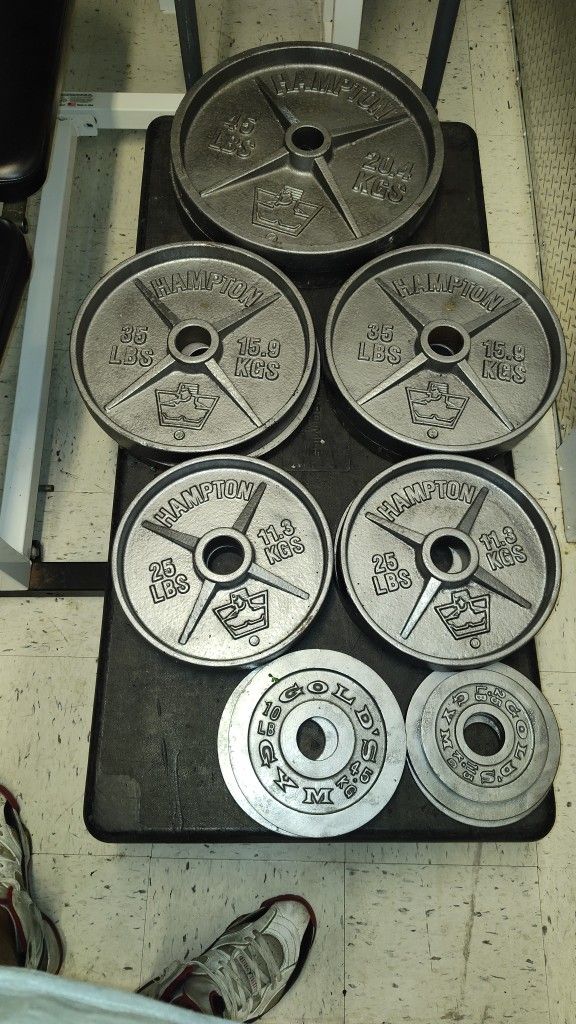 300 LB OLYMPIC WEIGHT SET ( LIKE NEW ONE DELIVERY AVAILABLE TODAY)