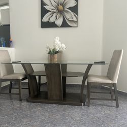 Glass Table Has 4 Chairs