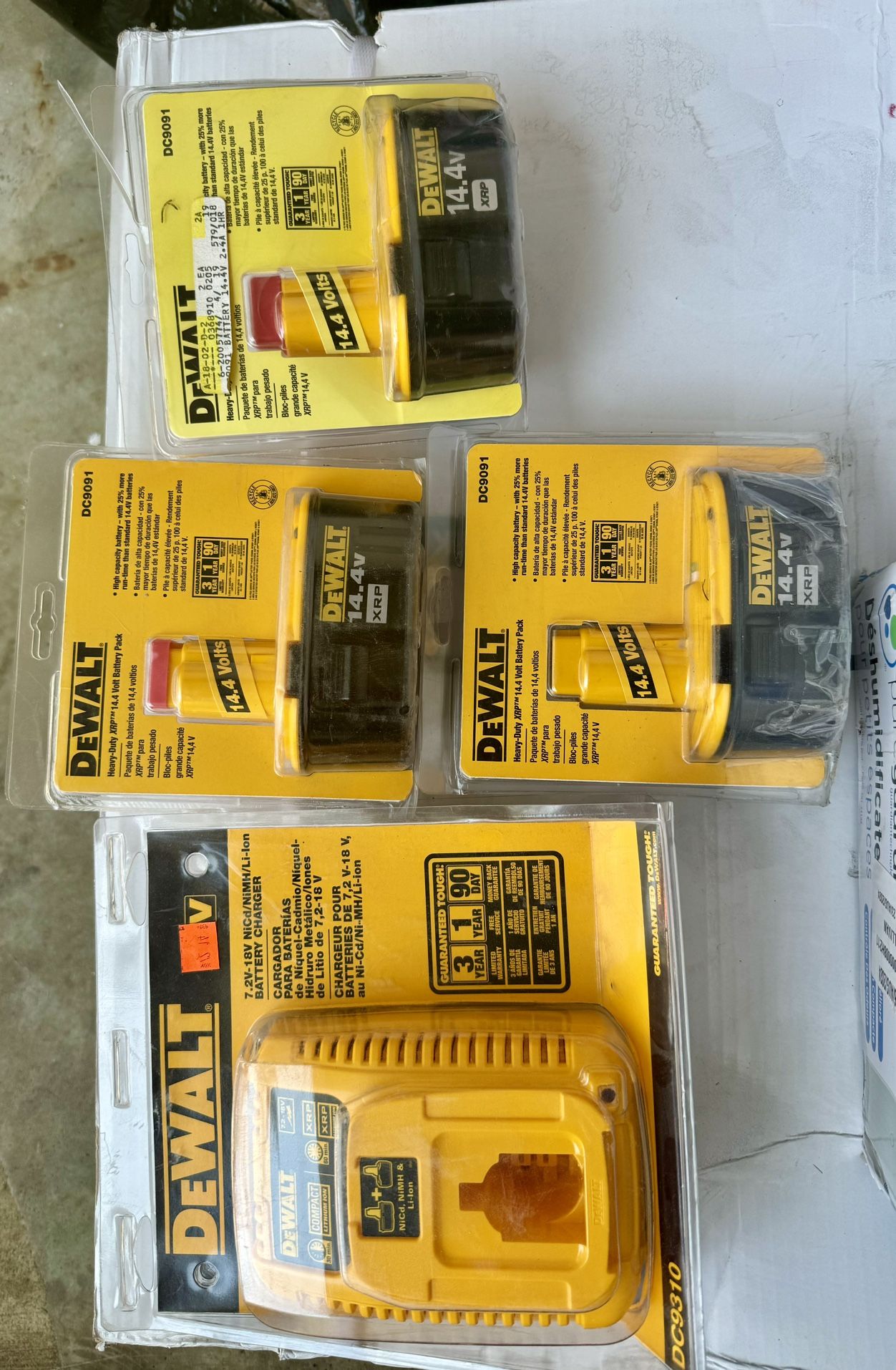Dewalt Battery Charger And 3 Battery Pack