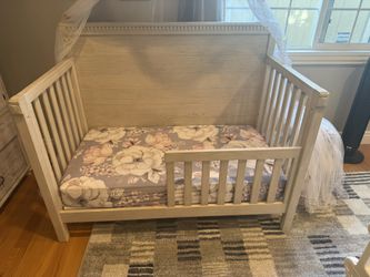 POTTERY BARN Rory 4 in 1 Convertible Crib + Conversion Kit