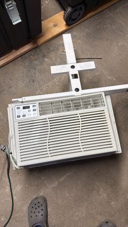 GE Window Ac w/ bracket for outside