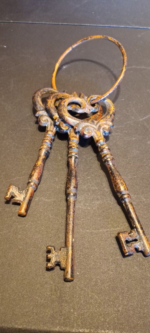Vintage style cast iron ornamental keys