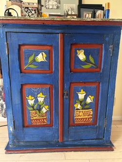 Lily cabinet