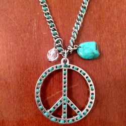 AEROPOSTALE 2009 TURQUOISE PEACE SIGN DOUBLE SIDED PENDANT STATEMENT CHARM NECKLACE 