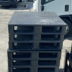 HEAVY DUTY PLASTIC PALLETS 37x32 $18 EACH DELIVERY AVAILABLE $$$