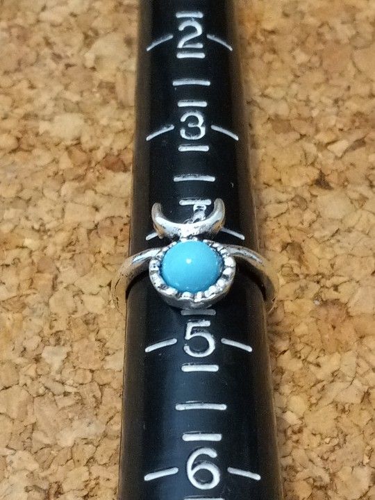 VINTAGE BOHEMIAN SILVER PLATED FASHION RING. SIZE 4.25. (E)
