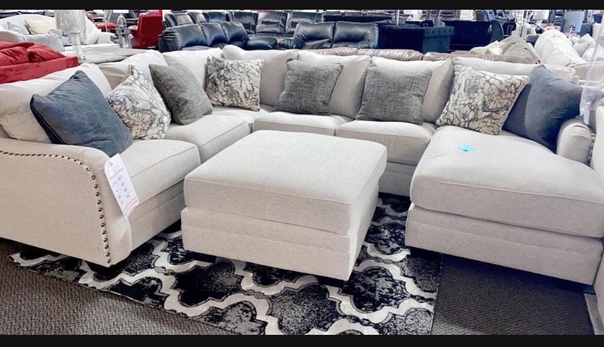 Off White U Shape Contemporary Sectional Couch β
Showroom Availableπ