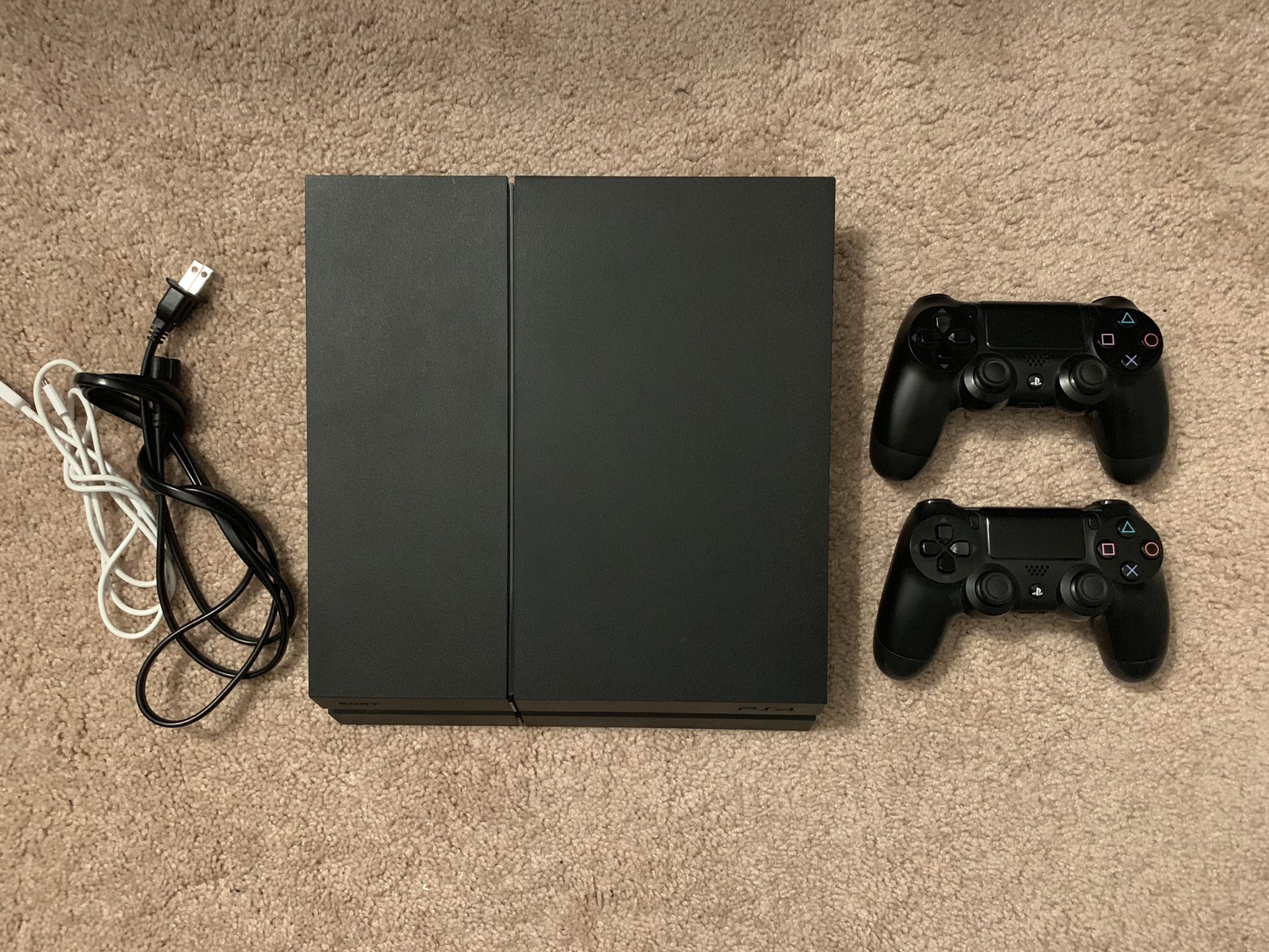 PS4 500gb 2 controllers