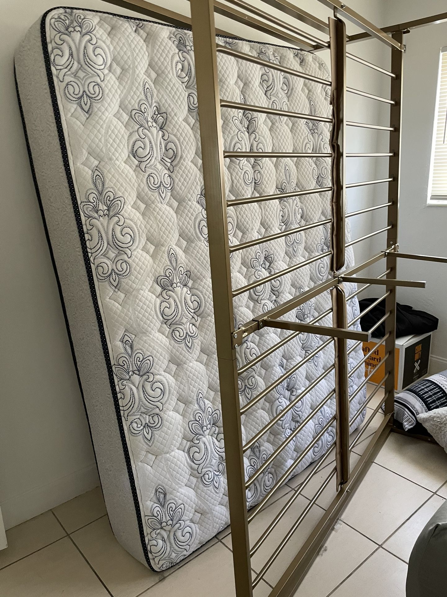 Queen Bed Frame With Matress