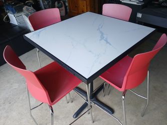 Mesa 36X36 de ancha y 42 de alta con 4 stools