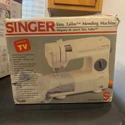 Singer Tiny Mending/Sewing Machine
