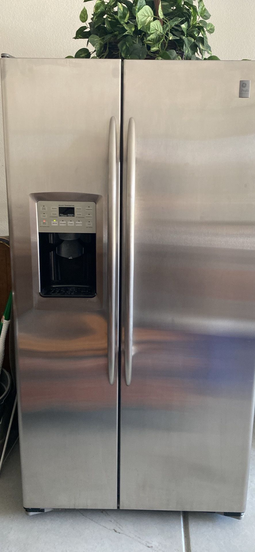 GE profile Refrigerator/freezer