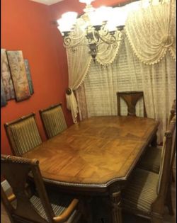 Dining Table In Very Good Condition 