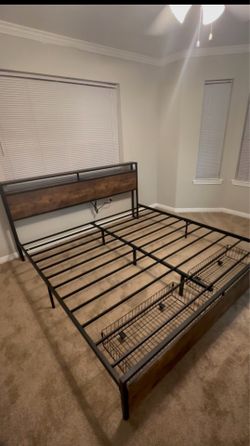 🛏️ **King Metal Bed Frame with Power Outlets + Storage Drawers — Great Condition!** ⚡