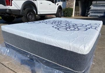 Queen Bamboo Hybrid Cool Gel Memory Foam Mattress!!