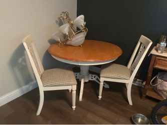 Wood round dinnig table