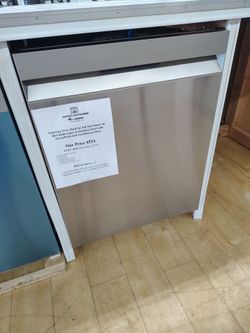 $524 Samsung 24 in built in dishwasher with third rack and auto release