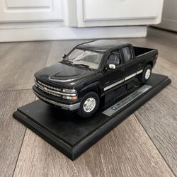 Diecast 1/18 Scale 1999 Chevrolet Silverado Extended Cab Pickup Black Color 