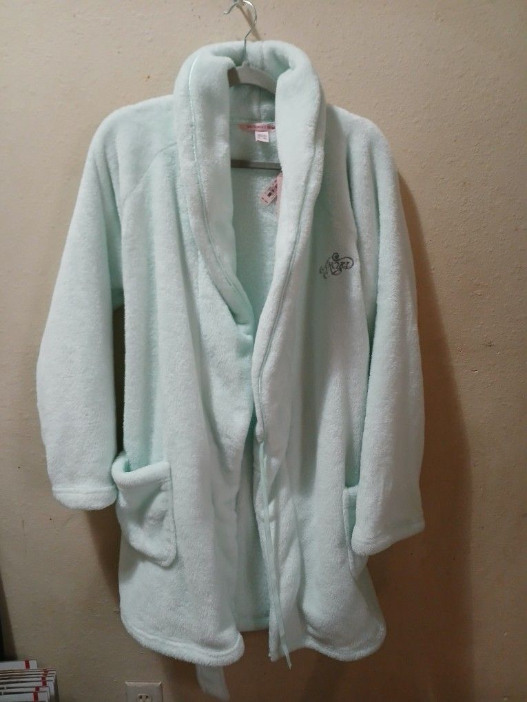 Brand New Angel Victoria's Secret Plus Cozy Robe Mint Green Size Medium And Large Brand New Belted Pocket And Tie It's An Excellent Condition Brand Ne