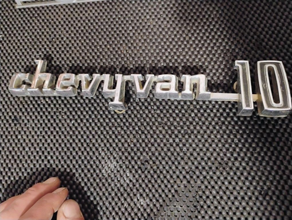1971-76 Chevy Van 10 Emblem