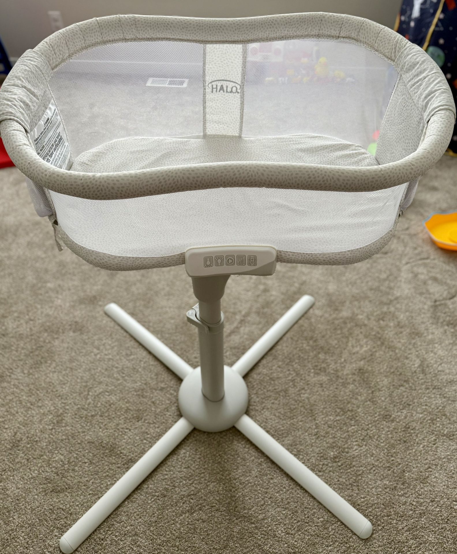 Beautiful HALO BassiNest Swivel Sleep