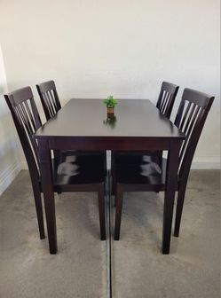 Table 4 Chairs Set "Excellent Condition"